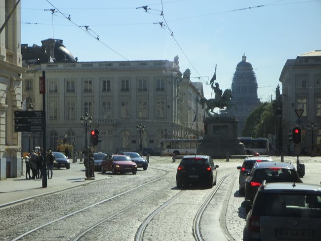 車窓より<br /><br />ロワイヤル広場あたり