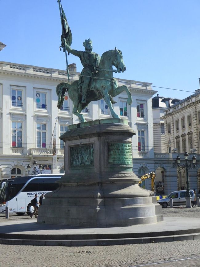 車窓より<br /><br />聖ロワイヤル広場の真ん中には、第一次十字軍の指導者、ゴドフロワ・ド・ブイヨンの騎馬像があります。