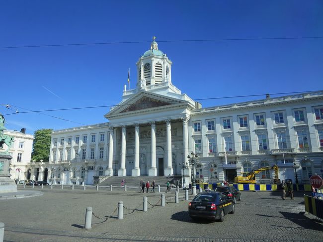 車窓より<br /><br />ロワイヤル広場に面して建つ、聖ヤコブ教会です。