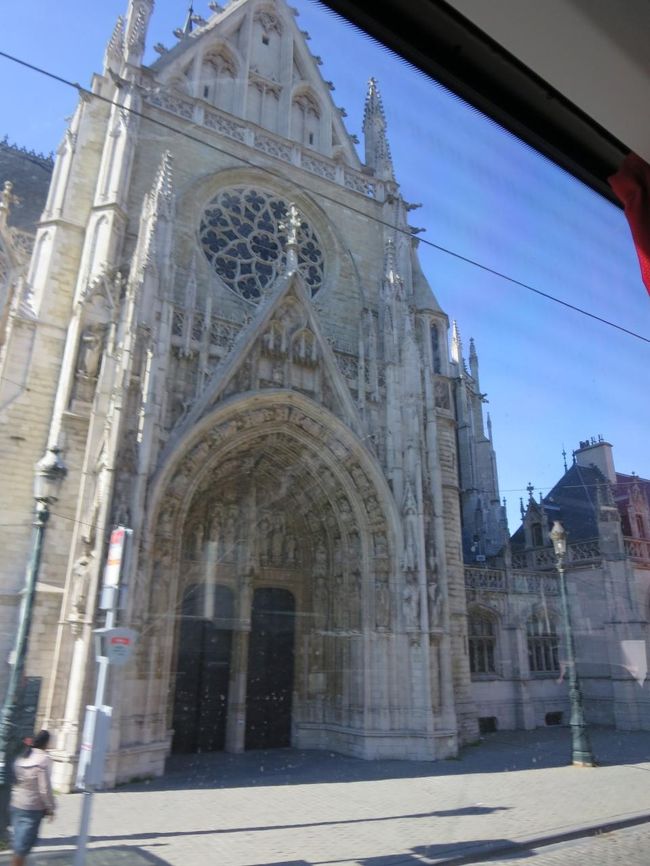車窓より<br /><br />ノートルダム・デュ・サブロン教会<br /><br />美しい教会です♪<br />入ってみたいかったな・・・