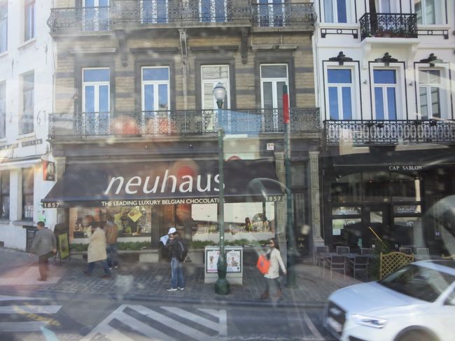 グランプラス近くで、バスを降りて、歩き散策です。<br /><br />ノイハウス<br /><br />あとで来ようっと♪