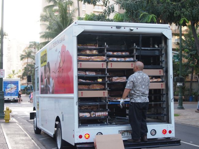 2日目の朝。<br />今日はハナウマ湾でシュノーケルをするのにトラベルドンキーでツアーに申込み、集合場所のオハナマリアへ。<br />途中、ラバーズベーカリーのトラックが。