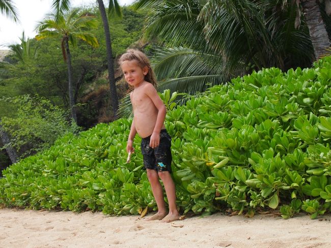 浜辺で寝そべっていると、この男の子が何回も私たちの横にきて、何かしゃべっているんだけど、聞き取れない。<br />「1.2.3.何とか〜」ってしゃべっていたけど。