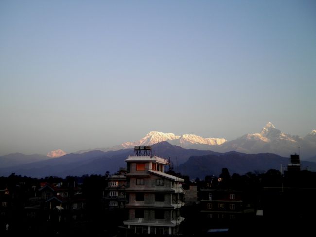 左端に麓にシンハ温泉のあるダウラギリ、そしてアンナプルナ山群とポカラの象徴＝マチャプチャレ。 