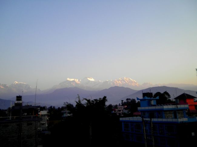 マチャプチャレの右側にそびえるアンナプルナ山群。 