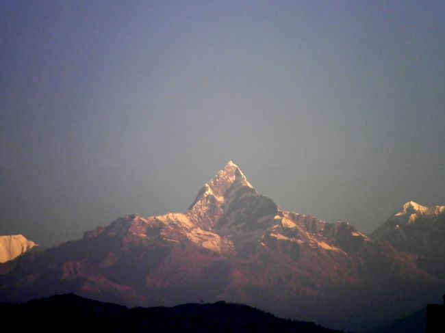 一番中央に見え、一番高く見えるマチャプチャレ。<br /><br />（一番近くにあるから７０００ﾒｰﾄﾙ弱にもかかわらず一番高く見える。しかも最も印象的に見える） 