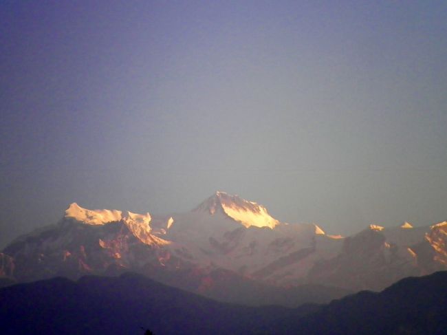 その右側に見えるアンナプルナ山群も印象的だ。 