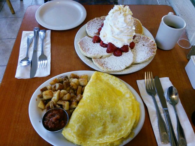 私の中では、こちらのパンケーキは一回食べれば充分だったけど、友達は初めてだったので食することに。<br />ここでJALでもらったカードで17時以降に25ドル以上(だったと思う)お買い上げで小さいサイズの粉をプレゼントで会計時にJALOALOカードを見せてゲット!<br /><br />使えるクーポン券などはどんどん使いましょう♪
