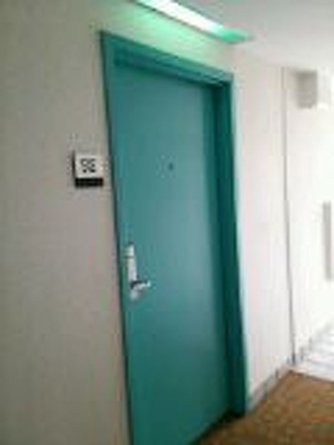 今回宿泊するホテルは「アクアオアシスジョイホテル」<br />セレブな方たちは宿泊しないと思うけど、私のような安く何回でもホノルルへ行きたい!と思っている人には、なかなか良いホテル。<br /><br />場所はＴギャラリアの道路はさんで反対側。(マックスマーラとＬＶの間の通りに面していて、交通の便はいいし、安いし、簡単な朝食もついていて、部屋も広い。)<br /><br />15時からのチェックインで、チェックインまではあと2時間あったので荷物だけを預かってもらおうと、丸暗記の英語で話したら、なんとフロントの人は日本の方(顔はローカル)で「大丈夫、日本語で!」と言われ、<br />「フランシスカさん午年ですね。同級生のよしみで今チェックインしてもいいですよ!内緒ね。」とありがたい!<br />ハワイへ来て日本の「十二支」が役立つとは。<br /><br />そして、手続きをしようとしたら一つ問題が。<br />エクスペディアでホテルを予約したときはベッドを2台リクエストしていたのに、その部分が英語に訳されていなくて、フロントへ言ったら当初、キングサイズのベッドが一つの部屋だったらしいけれど(こちらだとジャグジーとキッチンがついていたみたい)、キッチンもジャグジーもいらないからベッドだけは2台にして!と粘ったら、部屋が一つ空いていたのでチェンジしてもらいました。<br />カップルならキングサイズのベッド一つでもいいけどね〜!<br />おばちゃん二人で一つのベットは無いでしょう!<br /><br />