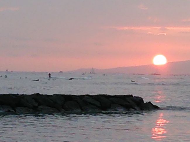 ちょうど陽が沈むところだったのでワイキキピーチを眺めることに。<br /><br />この後、カピオラニパーク手前をUターンして反対側の商店街へ。<br /><br />途中メイシーズとシマムラ(ロスドレス)に嵌まり、あっというまに時間が過ぎていく〜!<br />