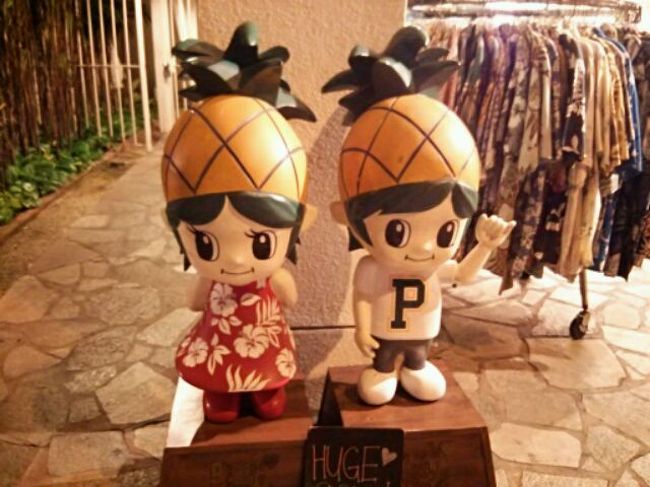 時間は22時過ぎていたけど、ホテル並びのパイナップルカウンティというお店の前で。こんなキャラクターいたのね、知らなかった。<br /><br />後ろで日本人の女の子が「ヤン坊、マー坊に似てる〜。」って言ってたけど、似てる？