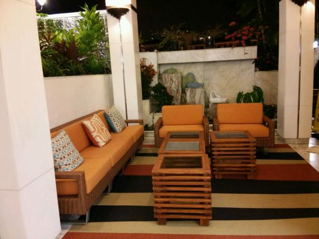 壁のないオープンなフロント前。(夜に撮影)