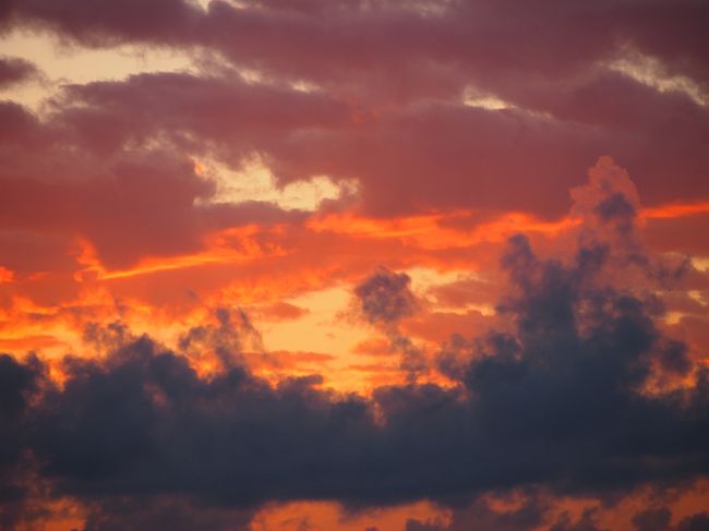 なかなか見かけない空の色