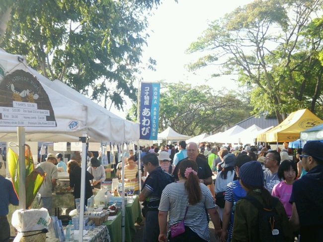 人がたくさん。<br />このアワビのお店は行列になっていた。