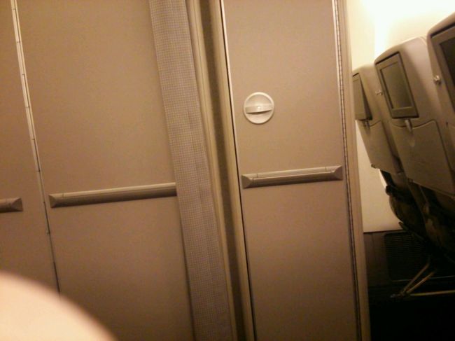 エコノミー席。<br />私の席の横はトイレ。<br />いいんです。誰にも気兼ねせずトイレへいけるので。