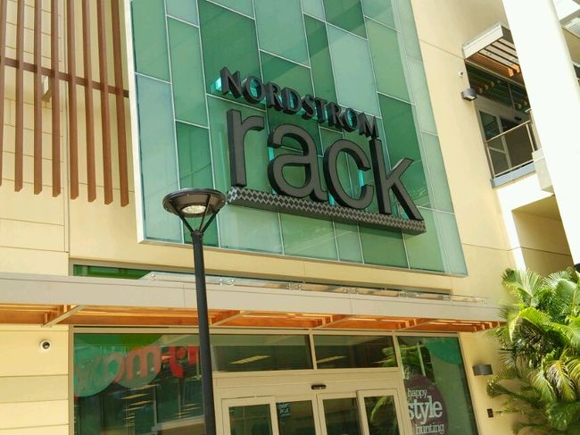 アラモアナで降りて、ホロホロしてノードストロームラックアウトレットへ。<br />いったい、ここにどのくらい居たのだろう？<br /><br />あっという間に主人との待ち合わせ時間が迫ってきたので慌てて会計を済ませ、まだまだ見たりない感じの友達に「また今度ね。」と。