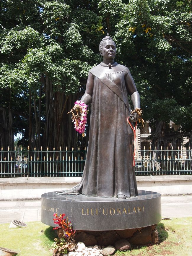 リリウオカラニ女王像
