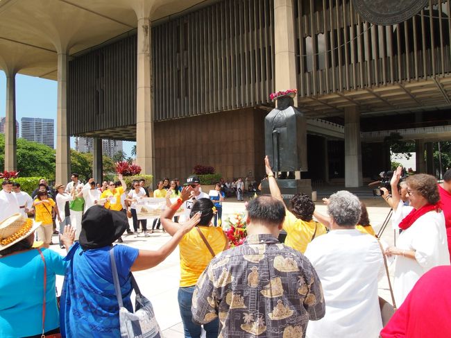 この像の前でラップ調の唄を歌う青年。<br />その周囲で神父やシスターたちがノリノリでリズムに合わせて手をかざしていたので私たちもお仲間に・・・<br />「何とか♪ジーザス♪○×▲※・・・」英語が聞き取れな〜い!<br />