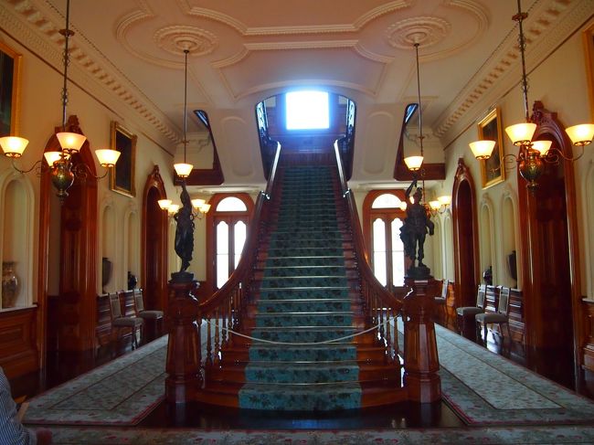 オーディオの番号に合わせて中を進むことに。