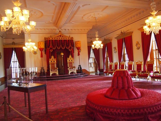 大広間<br /><br />実際に宮殿の中は思っていたよりか小さめでした。<br />ここでハワイ王朝のさまざまな歴史が色々とあったとは・・・。