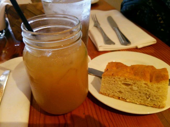 アルコールが苦手な私は、ジンジャー入りパイナップルジュース。<br />こちらではビンに入っている飲み物がオシャレなのかな？<br />KCCマーケットでもあったし。<br />