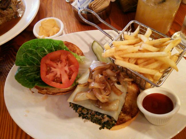 お魚のハンバーガー<br />二人でシェア、甘めのテリヤキ味付。<br />美味しかった♪<br /><br />