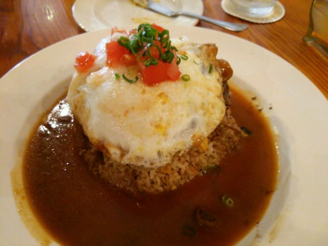 ロコモコ、特別メニューらしい。<br /><br />二人でシェア<br />やや甘めのテリヤキ風味、ごはんが日本で言うところの醤油バターチャーハンみたいな感じ。<br />ハンバーグが美味しいから、あえて普通の白いご飯で食べたい!(きっとこのチャーハンみたいのが特別メニューなのかな？)と思うのは私だけでしょうか？<br />と言いながら、二人ですべて完食!<br /><br />食事のあとはお買い物。<br />母の日のおかげでお得なお買い物多数。