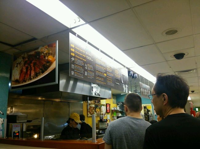 この日の晩ご飯はフードパントリー入口にあるお店でチキンとビーフのお弁当をTO GO!<br />お昼を食べたのが遅かったので1個の弁当を二人でシェア。<br />持ち帰って、ホテルで開けたらご飯とお肉がいい具合でシェイクされて、見た目は最悪状態になっていたけど、味は美味しかった。