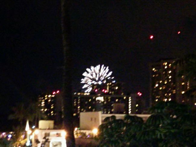 ヒルトンの花火を見ながら、ダイヤモンドヘッドの筋肉痛に日本から持参したサロンパスを貼りまくり、就寝することに・・・。<br /><br />4日目からは次の旅行記へ続きます。<br /><br />JAL特典航空券で行く　会社の旅行だけど・・・!初ハワイの友人も一緒にお出かけ♪≪2≫　カイルア＆アリゾナ記念館＆高知城？他　最後はプレミアムエコノミー♪(2014年5月)<br />http://4travel.jp/travelogue/10887551