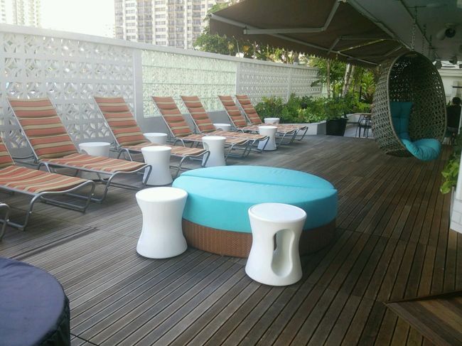 プールサイドのベンチ