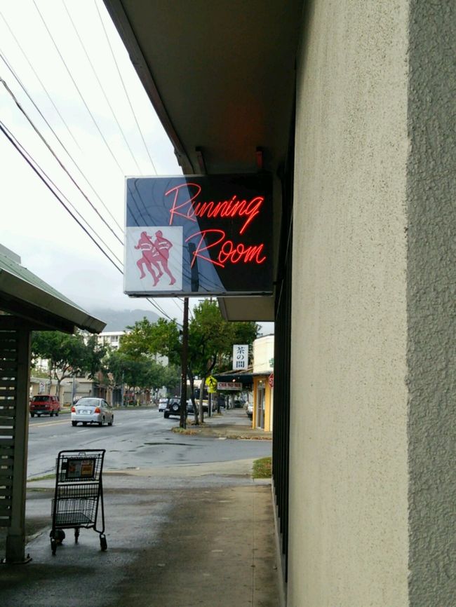 バスでアラモアナへ戻り、一旦ワイキキのホテルへピンクトロリーで行き、荷物を置いて、バスのトランスファーチケットでカパフル通りへ。<br /><br />友達がそのまた友達に頼まれた「ルナサンダル」を探しに、ランナーズルームというお店へ。<br />サンダルだけどランナーが履くためのサンダルらしく、私も今回初めて聞いた名前。ワイキキ色々見て廻ったけど、結局何処にも見当たらず。<br />こちらの店員さんも知らないって!<br />アメリカ製だけど、流行っているのは日本だけなのかな？<br />誰か知っていますか？<br />ちなみにネットでは購入できるそうです。