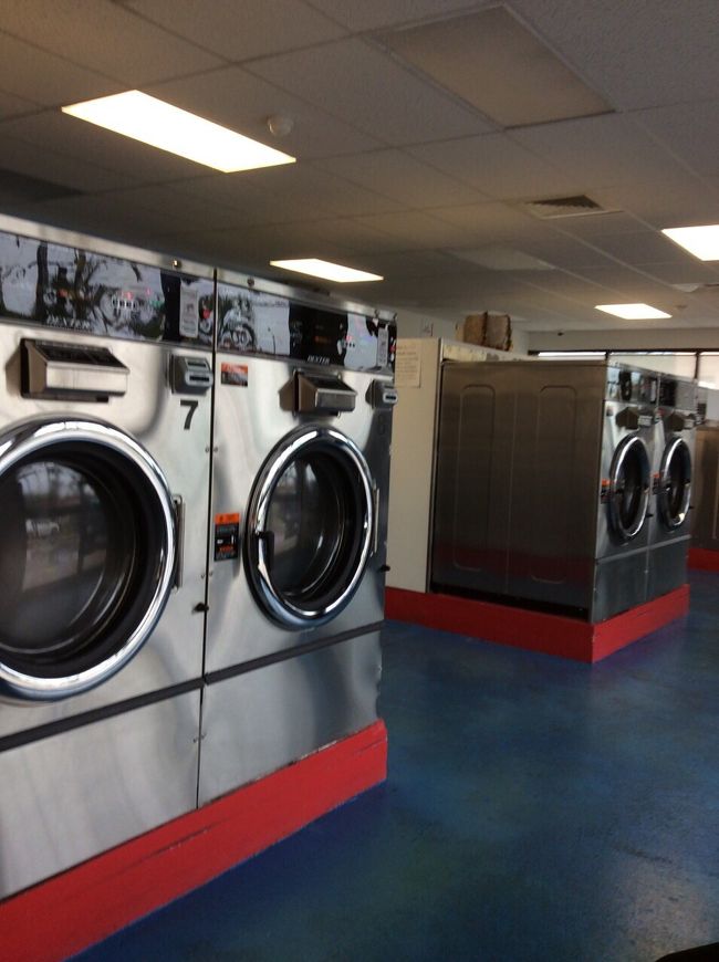 中はこんな感じ。<br />私は中に入っていませんが、主人は溜まった洗濯物をこちらで洗濯しました(今回別のホテルに一人で宿泊)<br />プリペイドカードで使用するんですって。