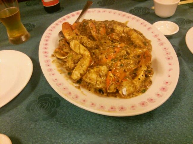 夕方、主人が宿泊しているホテルへ行き、そこから車で晩ごはんを食べるために以前混んでいて諦めたマッカリ―ショッピングセンターの「フックユエン」で食事をする予定でしたが予約をしないで18時頃行ったら、いつになるかわからないと言われ(この日は日曜日)、またまた諦めることに。<br />どうしても中華モードになっていた私はふと「ハワ恋」のまこっちゃんの本のことを思い出し、サウスキングストリート方面の「麒麟レストラン」という中華のお店へ行くことに。<br />何を頼んでも間違いないと言う、まこっちゃんの言葉を信じて・・・。<br />こちらは運良くテーブルが一つ空いたところだったので待たずに入れました。<br /><br />そしてこちらのメニューは蟹のあんかけ。<br />このあんかけがめちゃくちゃ美味しかった♪