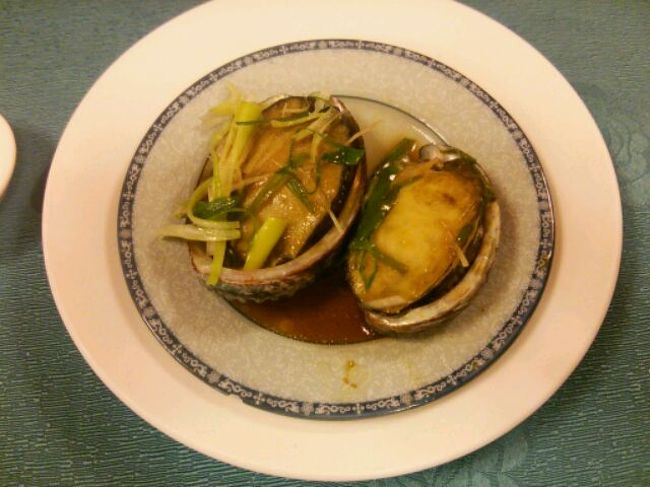 今日はたまたま新鮮なアワビがあるよとお店の方に言われ、一人2個頂いたけど、超やわらかく、なんて美味!<br />KCCで食べなくて良かった〜!