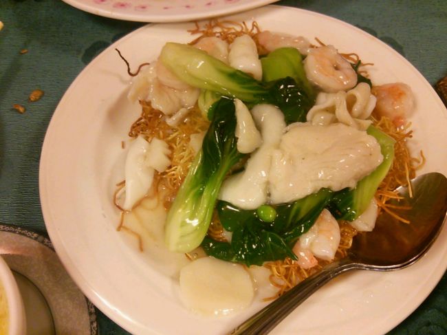 海鮮焼きそば<br />これだけでも美味しかったけれど、蟹のあんかけのあんをかけて食べて、美味しさ倍増!