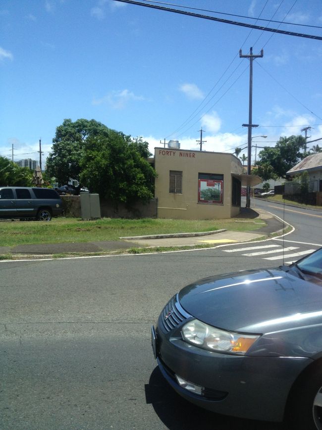 5日目の朝。<br />今日で丸々ホノルルに居られるのは最後。<br />朝、ホテルまで主人に迎えにきてもらい、目指すはパールハーバー。<br />途中、きたなトランで有名になったフォーティーナイナーを通りすぎました。<br />今度はこちらでパンケーキを思っています。