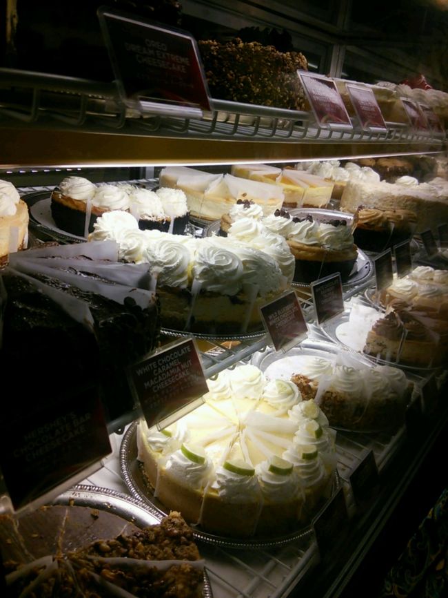 満腹状態でホテルまで送ってもらい、別腹のデザートを買いにチーズケーキファクトリーへ