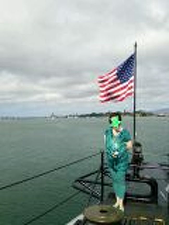 潜水艦の上で。<br />遠くに見えるのがアリゾナ記念館。