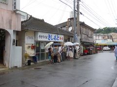 うどん屋さんは相変わらず，列ができています。