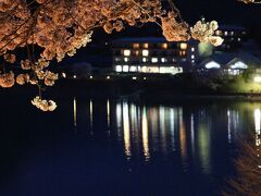 高遠湖の脇を歩きながら
桜の花越しに「高遠さくらホテル」を激写！！！

湖面に映った灯りが・・・