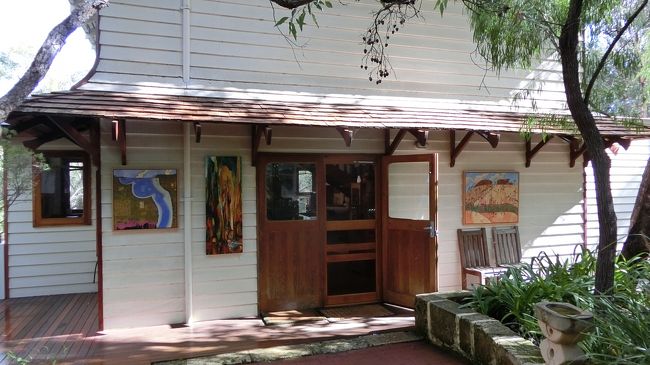 常時150人のアーティストの作品があるとのこと。絵画だけでなく、パース在住の日本人ジュエリーの作品や、千代紙を使った折り紙の鶴とか、陶器、ガラス、彫刻、ファニチャーなど、展示はいろいろ。<br />
