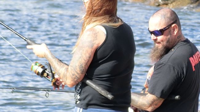 この岩場で釣ってるおふたりさんは、ワイルドなタトゥ入り！<br />オーストラリアにいると、このくらいのタトゥはもはや日常的に見るので、びっくりしないけど、それにしてもこの女性、両腕にみっしりでしたな。思わずズームして撮ってしまった。