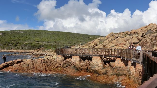 ちょっぴり遊歩道もできていて、観光スポットって感じだな。<br />魚釣りカップル2組あり。