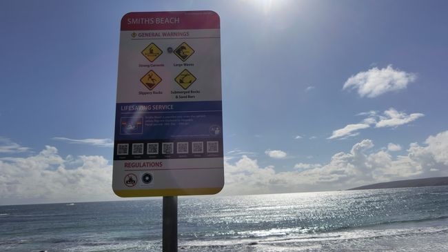 Caves Roadに戻る途中、Smiths Beachにも立ち寄り。<br />意外なことにビーチ側の駐車場はほぼ満車に近い車が停まっていた。<br /><br /><br />◆Smiths Beach<br />http://www.westernaustralia-travellersguide.com/smiths-beach.html