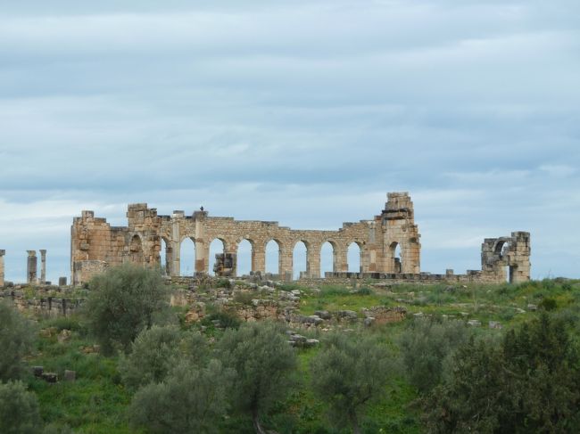 まず世界遺産「ヴォルビリス」の遺跡観光です<br />遠くからもよく見えます
