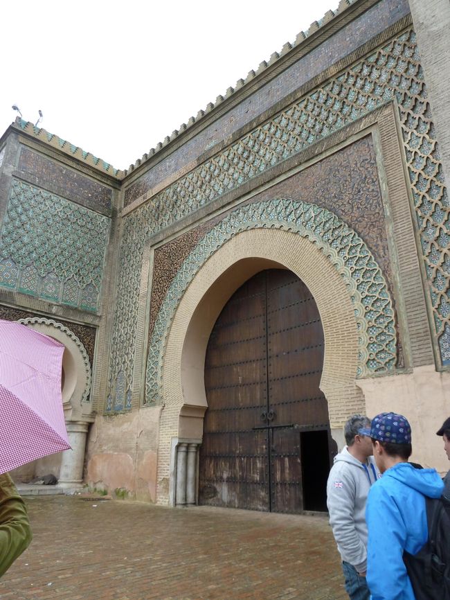 エディム広場に面した<br />青と緑のタイルで飾られた　マンスール門です<br />道を渡り　全体を写したかったです