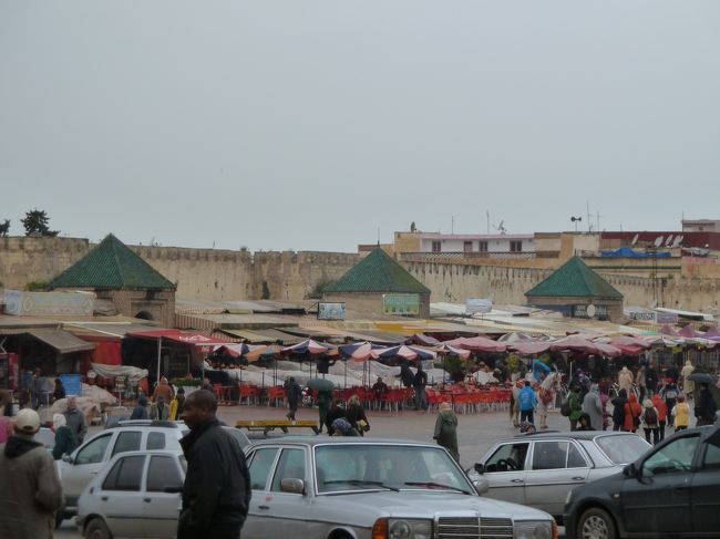 次の観光地は　メクネス　です<br />まずは　メディナの中央の「エディム広場」