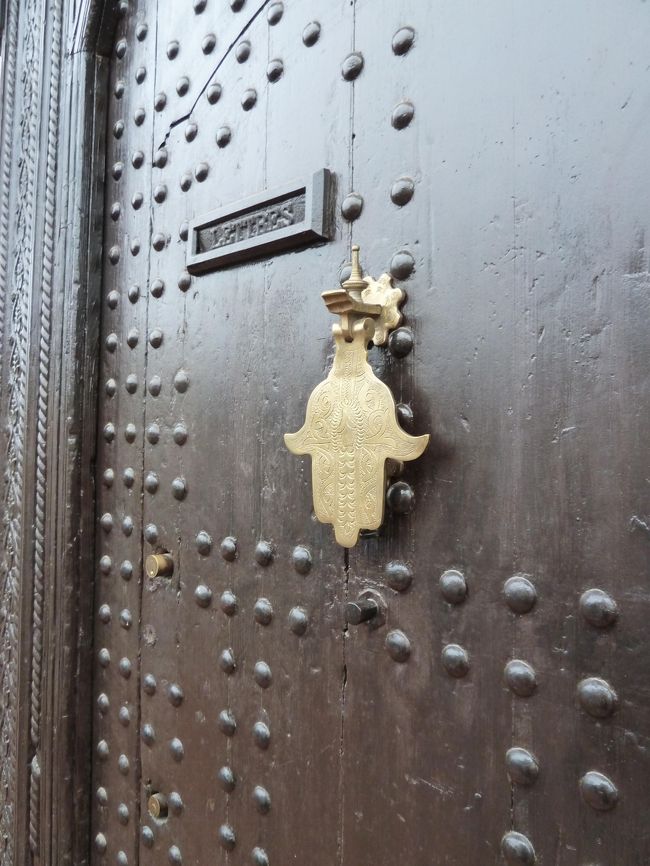 護身のシンボル　「ファティマの手」<br />邪視から身を守るシンボルです<br /><br />ランチのレストランに向かう道を歩いていると<br />古そうな民家のドアにありました<br />