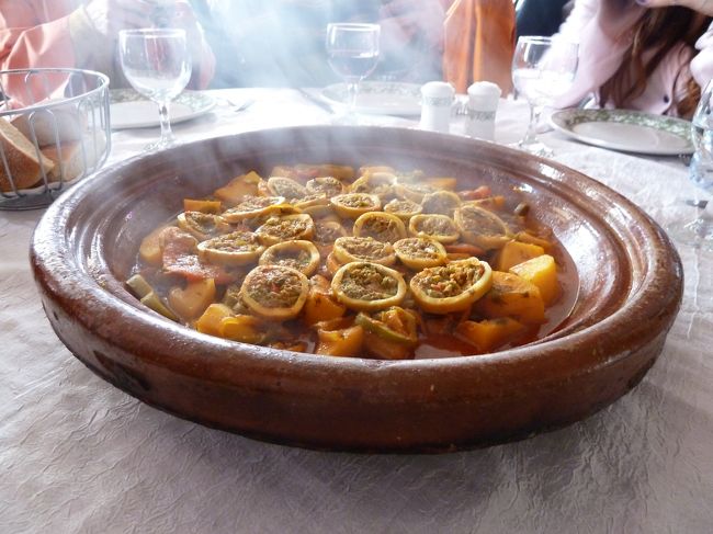 本日のランチ・・・タジンです<br />毎回違う食材のタジンでしたが　どれもすごくおいしかったです<br />思っていたより　スパイシーではありませんでした