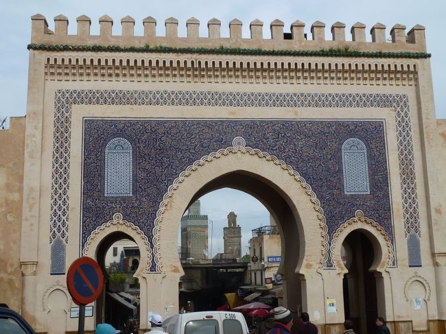 いよいよ　「フェズ」に来ました<br />世界一複雑な迷路の町…興味津々でした<br />まずは　フェズ最大の門　「ブー・ジュルード門」です